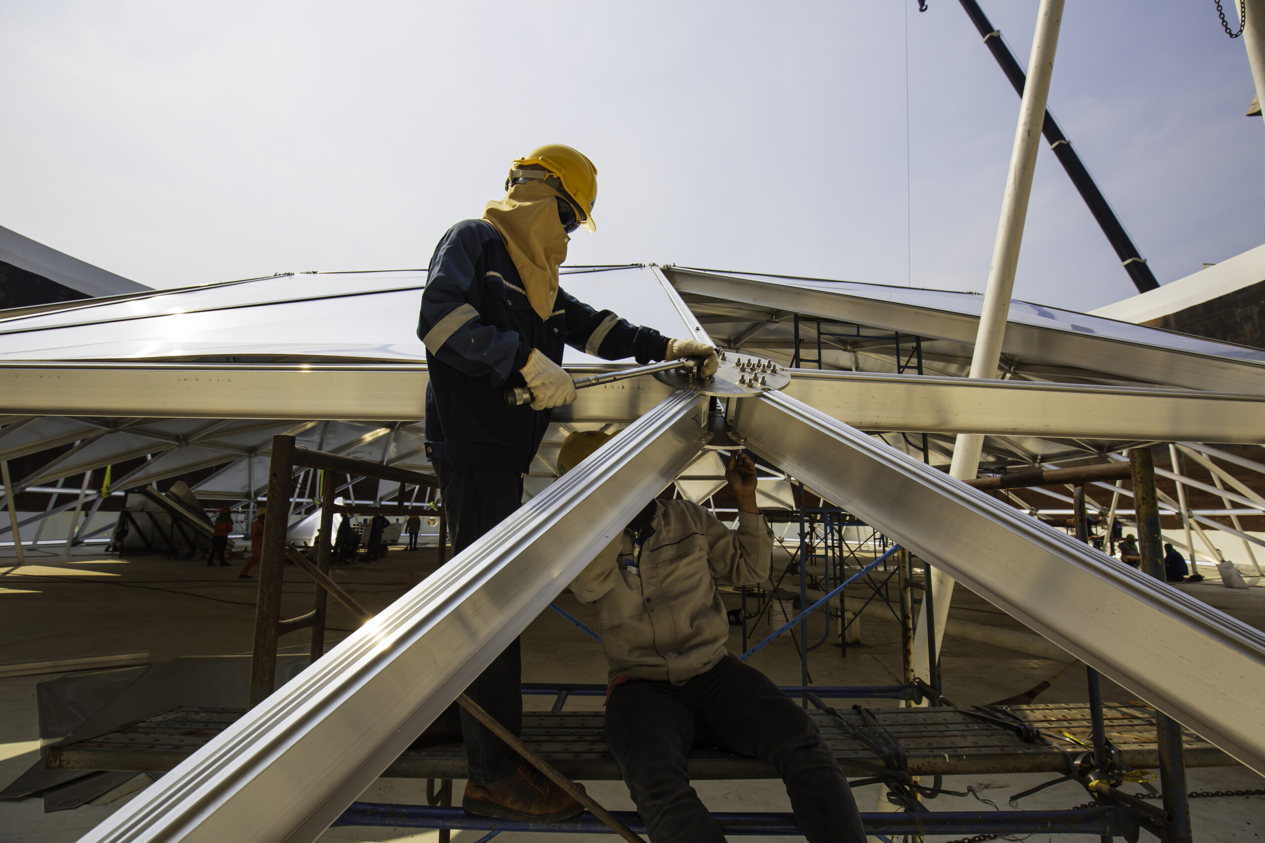 The chemical oil and gas male worker's industry with fuel top roof storage tank dome aluminum.